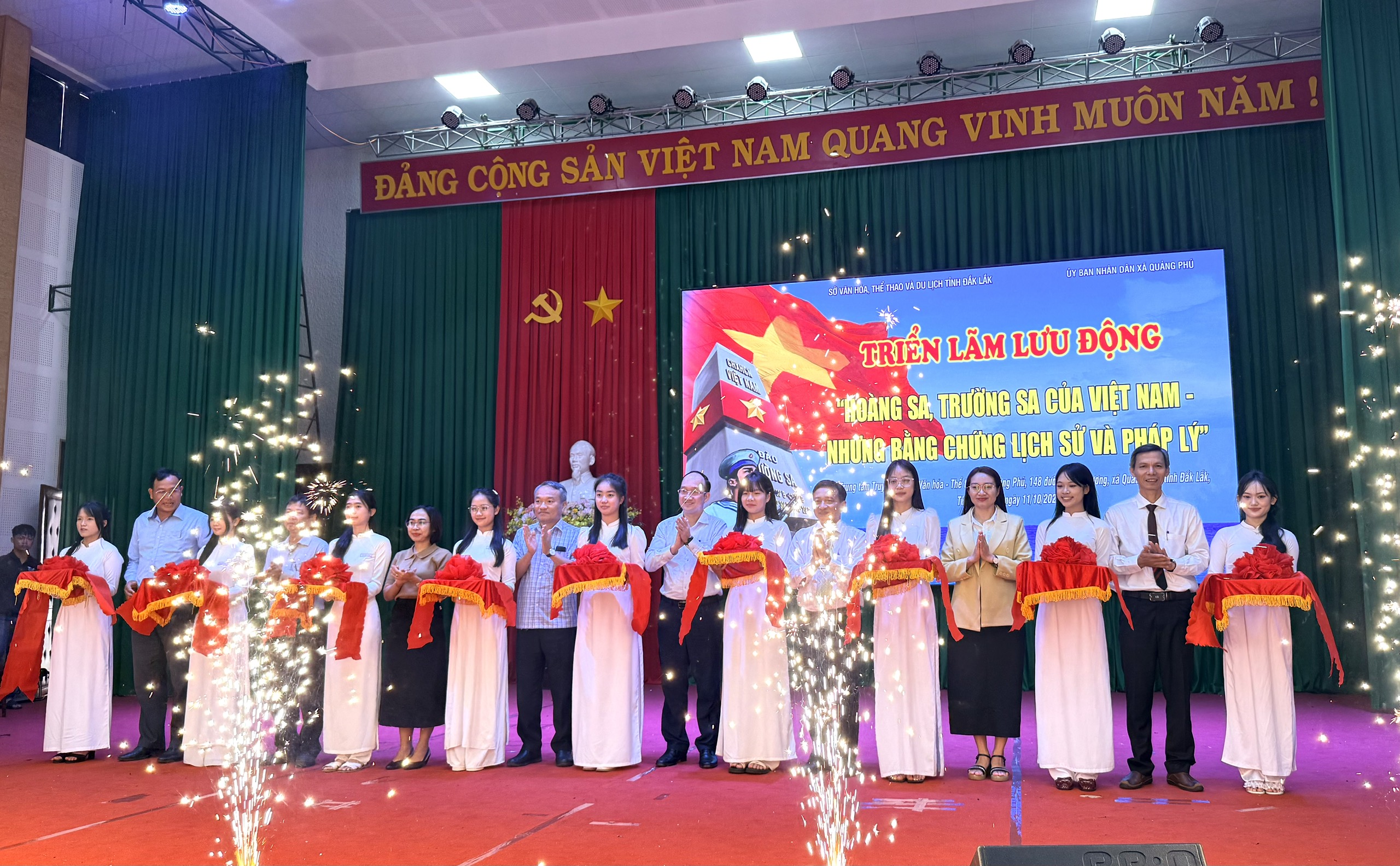 Khai mạc triển lãm lưu động “Hoàng Sa, Trường Sa của Việt Nam – Những bằng chứng lịch sử và pháp lý” tại xã Quảng Phú